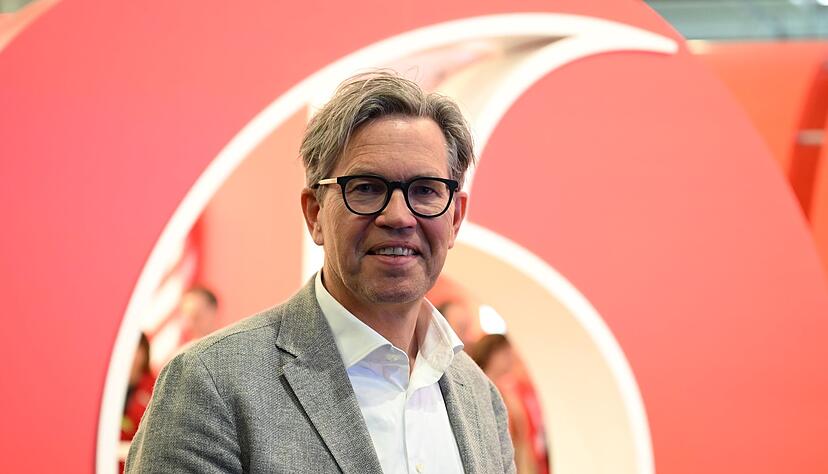 Vodafone-Deutschlandchef Marcel de Groot vor einem großen Plastik-Logo seiner Firma. Vodafone-Deutschlandchef Marcel de Groot vor einem großen Plastik-Logo seiner Firma.