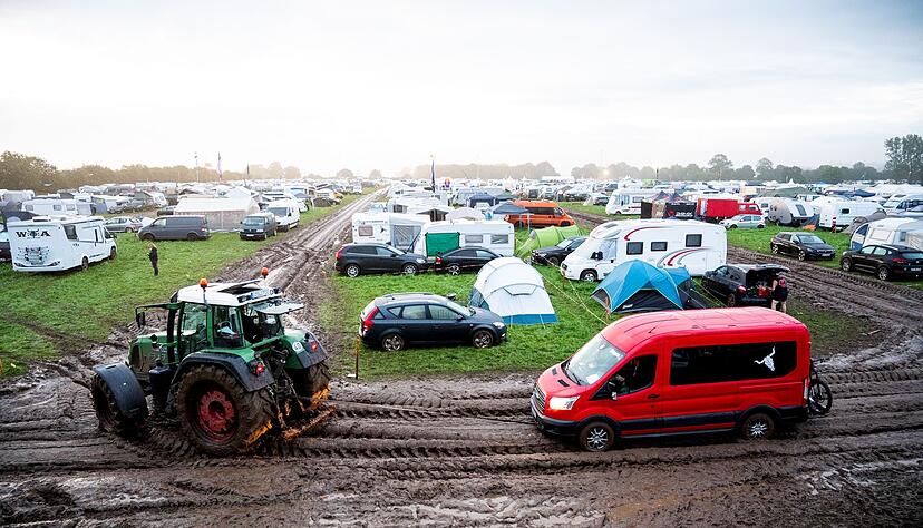 Wenn nichts mehr geht, kann ein Traktor Steckengebliebene aus dem Schlamm befreien.