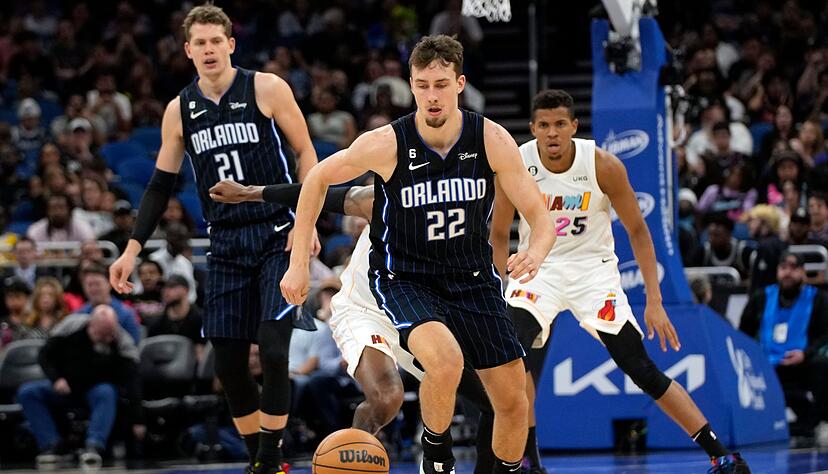 Die deutschen NBA-Profis Franz Wagner (vorn) und Moritz Wagner (hinten) im dunklen Dress der Orlando Magic. (Archivbild)