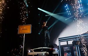 Apache spielt mit dem Gangster-Rap-Image, ein weißer Mercedes SL steht als Statussymbol auf der Bühne. Apache spielt mit dem Gangster-Rap-Image, ein weißer Mercedes SL steht als Statussymbol auf der Bühne.