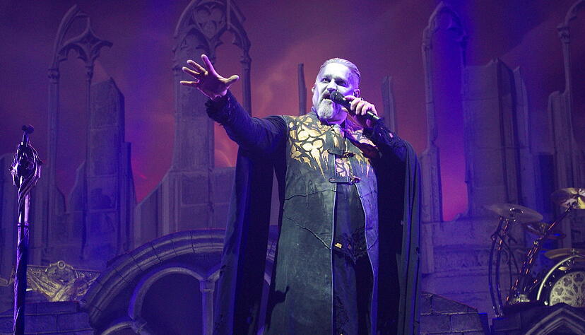 Sänger Attila Dorn von Powerwolf beim Konzert in der Stuttgarter Schleyerhalle Sänger Attila Dorn von Powerwolf beim Konzert in der Stuttgarter Schleyerhalle