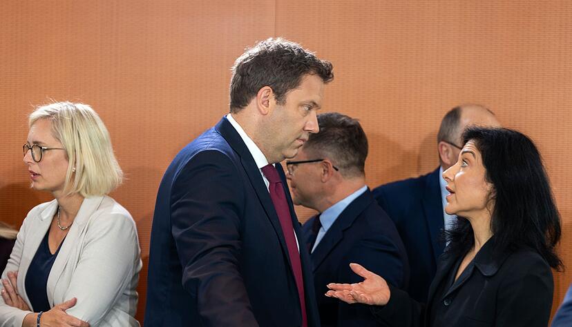 Bundesfinanzminister Lars Klingbeil (SPD) hat die Forderungen der Bundeswirtschaftsministerin Katherina Reiche (CDU) nach einer l&auml;ngeren Lebensarbeitszeit kritisiert.