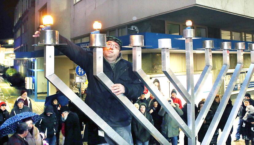 Wo früher an der Heilbronner Allee eine Synagoge stand, stellt die jüdische Gemeinde jedes Jahr einen Chanukka-Leuchter auf. Foto: Archiv/Ralf Seidel Wo früher an der Heilbronner Allee eine Synagoge stand, stellt die jüdische Gemeinde jedes Jahr einen Chanukka-Leuchter auf. Foto: Archiv/Ralf Seidel