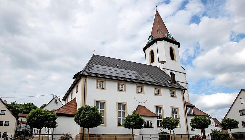 Bereits im Jahr 2000 hat die evangelische Kirchengemeinde Nordheim auf ihrer Bartholomäuskirche eine Photovoltaikanlage installiert. Denkmalschützer klagten dagegen und unterlagen 2005 vor dem Verwaltungsgericht.
Foto: Andreas Veigel Bereits im Jahr 2000 hat die evangelische Kirchengemeinde Nordheim auf ihrer Bartholomäuskirche eine Photovoltaikanlage installiert. Denkmalschützer klagten dagegen und unterlagen 2005 vor dem Verwaltungsgericht.
Foto: Andreas Veigel