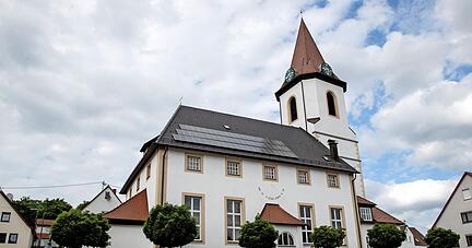 Bereits im Jahr 2000 hat die evangelische Kirchengemeinde Nordheim auf ihrer Bartholomäuskirche eine Photovoltaikanlage installiert. Denkmalschützer klagten dagegen und unterlagen 2005 vor dem Verwaltungsgericht.
Foto: Andreas Veigel Bereits im Jahr 2000 hat die evangelische Kirchengemeinde Nordheim auf ihrer Bartholomäuskirche eine Photovoltaikanlage installiert. Denkmalschützer klagten dagegen und unterlagen 2005 vor dem Verwaltungsgericht.
Foto: Andreas Veigel