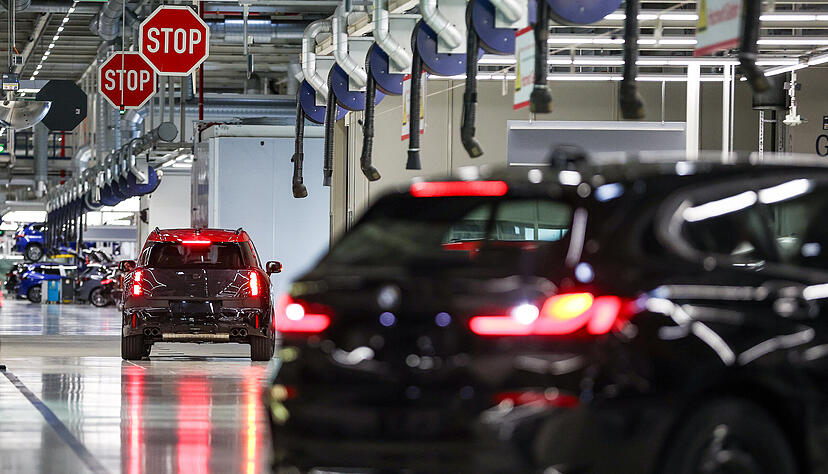 Eine Mitarbeiterin im BMW Group Werk Leipzig fährt einen fertigen BMW Mini Countryman vom Band. Eine Mitarbeiterin im BMW Group Werk Leipzig fährt einen fertigen BMW Mini Countryman vom Band.