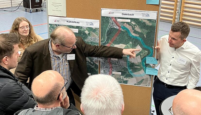 Rainer Flotho vom Planungsb&uuml;ro TTK erkl&auml;rt Besuchern die Trassenvarianten zwischen K&uuml;nzelsau und Gaisbach. Rechts B&uuml;rgermeister Stefan Neumann.