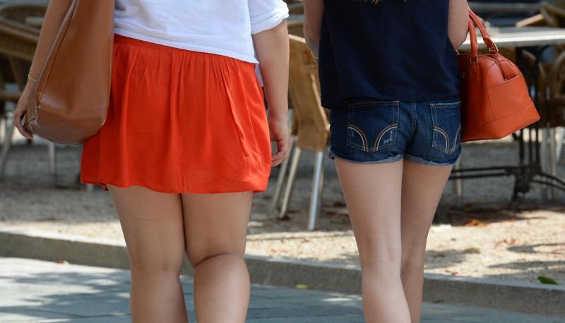Junge Frauen in kurzen Röcken und Hotpants gehen durch die Innenstadt. Das heimliche Filmen oder Fotografieren unter den Rock oder in den Ausschnitt kann künftig mit bis zu zwei Jahren Gefängnis bestraft werden. Junge Frauen in kurzen Röcken und Hotpants gehen durch die Innenstadt. Das heimliche Filmen oder Fotografieren unter den Rock oder in den Ausschnitt kann künftig mit bis zu zwei Jahren Gefängnis bestraft werden.