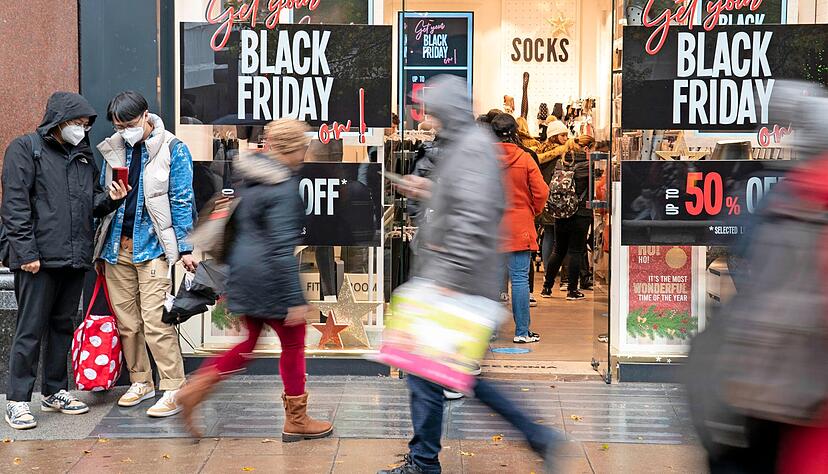 Geschäfte und Önlinehändler locken zum Black Friday in anderen Ländern mit starken Rabatten. Einzelhändler im Hohenlohekreis verfahren wenig einheitlich.
Foto: dpa Geschäfte und Önlinehändler locken zum Black Friday in anderen Ländern mit starken Rabatten. Einzelhändler im Hohenlohekreis verfahren wenig einheitlich.
Foto: dpa