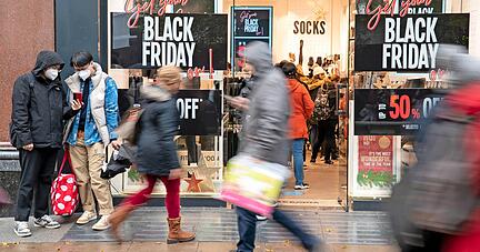 Geschäfte und Önlinehändler locken zum Black Friday in anderen Ländern mit starken Rabatten. Einzelhändler im Hohenlohekreis verfahren wenig einheitlich.
Foto: dpa Geschäfte und Önlinehändler locken zum Black Friday in anderen Ländern mit starken Rabatten. Einzelhändler im Hohenlohekreis verfahren wenig einheitlich.
Foto: dpa