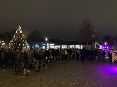 Teilnehmer der Kundgebung des Netzwerks gegen Rechts (NGR) setzen am Bollwerksturm ein Zeichen für eine verantwortungsvolle Erinnerungskultur. Teilnehmer der Kundgebung des Netzwerks gegen Rechts (NGR) setzen am Bollwerksturm ein Zeichen für eine verantwortungsvolle Erinnerungskultur.