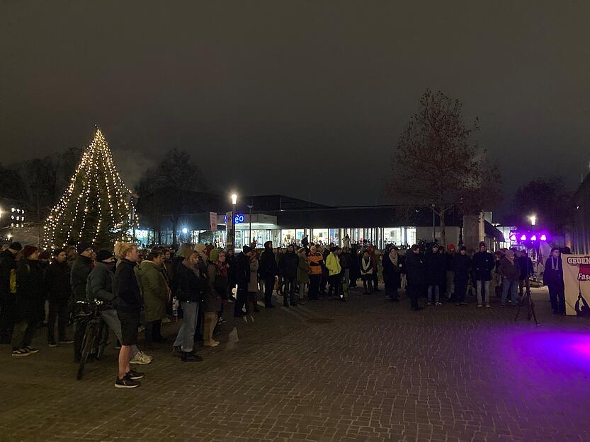 Teilnehmer der Kundgebung des Netzwerks gegen Rechts (NGR) setzen am Bollwerksturm ein Zeichen für eine verantwortungsvolle Erinnerungskultur.