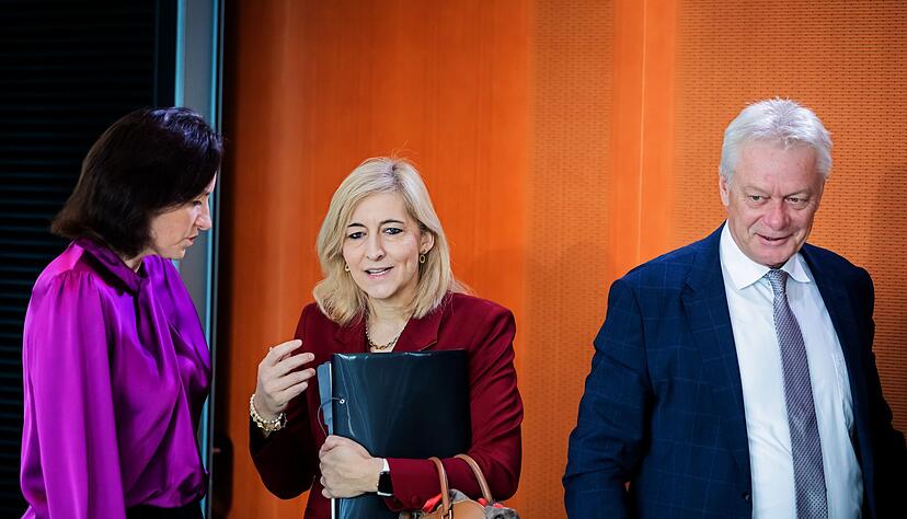 Gesundheitsministerin Nina Warken (CDU, mitte) brachte die Gesetzesänderung ins Kabinett ein. Gesundheitsministerin Nina Warken (CDU, mitte) brachte die Gesetzesänderung ins Kabinett ein.