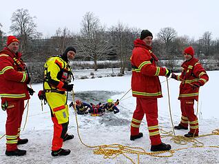 Die DLRG-Ortsgruppe Bad Rappenau hat eine Eisrettung auf dem Kurparksee ge&uuml;bt.