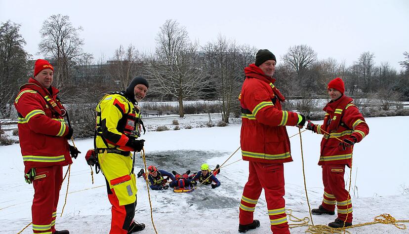 Die DLRG-Ortsgruppe Bad Rappenau hat eine Eisrettung auf dem Kurparksee geübt. Die DLRG-Ortsgruppe Bad Rappenau hat eine Eisrettung auf dem Kurparksee geübt.