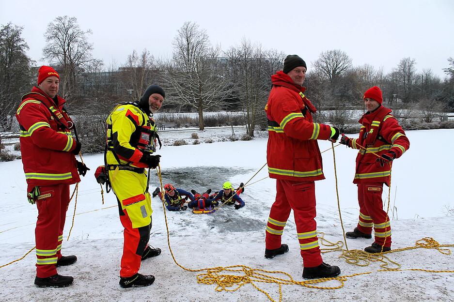 Die DLRG-Ortsgruppe Bad Rappenau hat eine Eisrettung auf dem Kurparksee ge&uuml;bt.