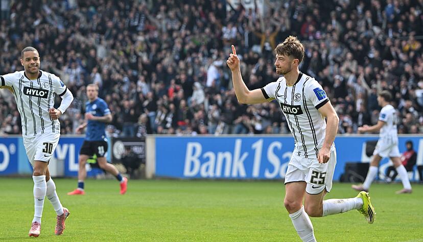 Lukas Petkov (r) ist der beste Torschütze im aktuellen SVE-Team. (Archivbild) Lukas Petkov (r) ist der beste Torschütze im aktuellen SVE-Team. (Archivbild)