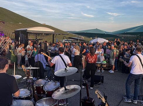Die Band "Polaroid" von der Musikschule Unterer Neckar unterhielt die zahlreichen G&auml;ste bei Querfeldwein am Erlenbacher Kayberg.