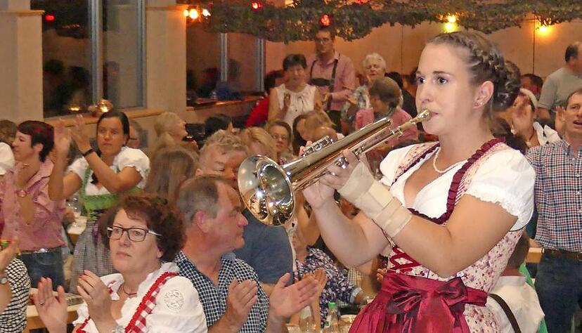 Volksfeststimmung in Bieringen: In der Jagsttalhalle feiern hunderte G&auml;ste mit der Blaskapelle einen z&uuml;nftig-bayerischen Abend mit Bierkrug schubsen und jeder Menge Musik. Foto: Erna Hauber