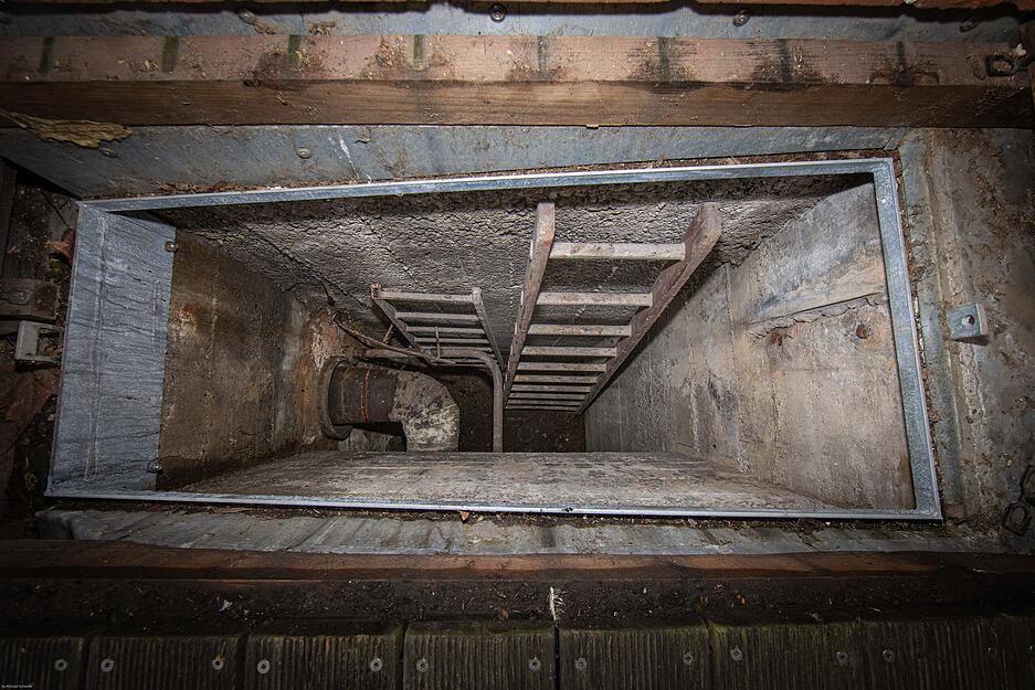 Abstieg in den Luftschutzkeller der Firma Bälz. Abstieg in den Luftschutzkeller der Firma Bälz.