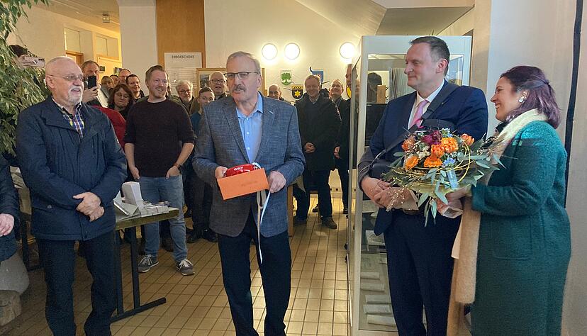 Martin Piott (rechts) bleibt Bürgermeister in Bretzfeld. Der stellvertretende Bürgermeister Günther Banzhaf (Mitte) weist auf die gute Wahlbeteiligung hin.