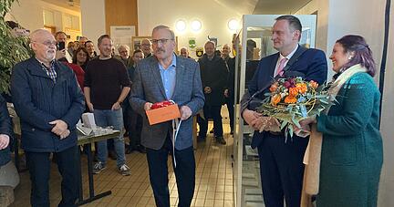 Martin Piott (rechts) bleibt Bürgermeister in Bretzfeld. Der stellvertretende Bürgermeister Günther Banzhaf (Mitte) weist auf die gute Wahlbeteiligung hin.