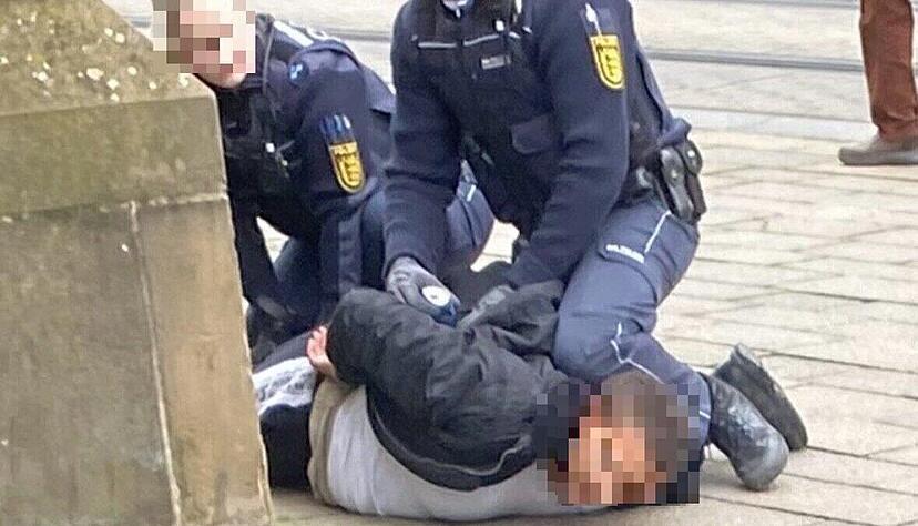 Ein Mann hat den Infostand der AfD-Stadtratsfraktion in Heilbronn angegriffen. Die Polizei nahm den 24-Jährigen in Gewahrsam.