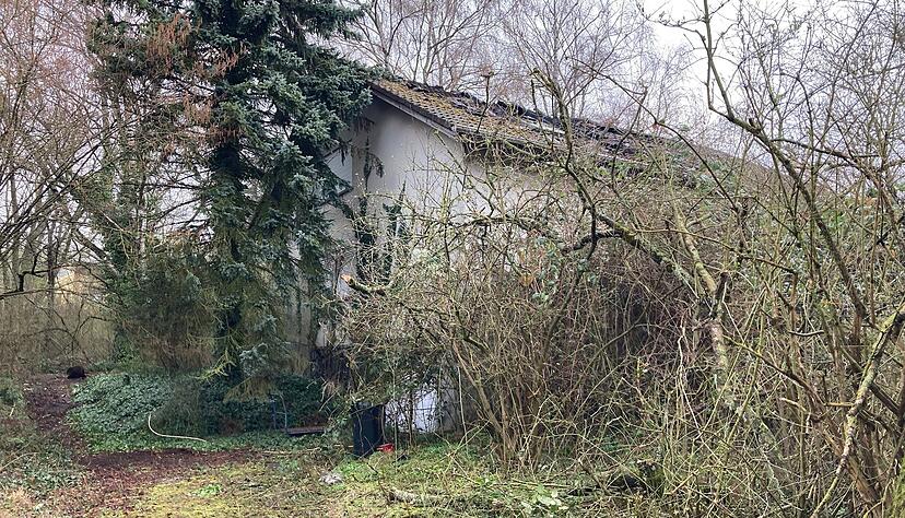 Verwahrlost, verlassen: Dieses Wohnhaus in der Daimlerstraße in Kirchardt brannte. Verwahrlost, verlassen: Dieses Wohnhaus in der Daimlerstraße in Kirchardt brannte.