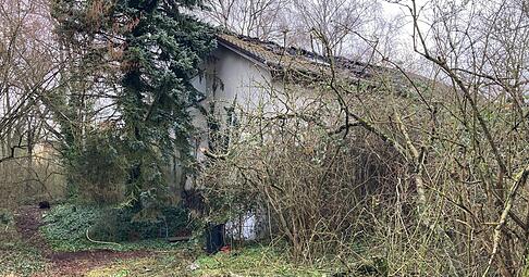 Verwahrlost, verlassen: Dieses Wohnhaus in der Daimlerstra&szlig;e in Kirchardt brannte.