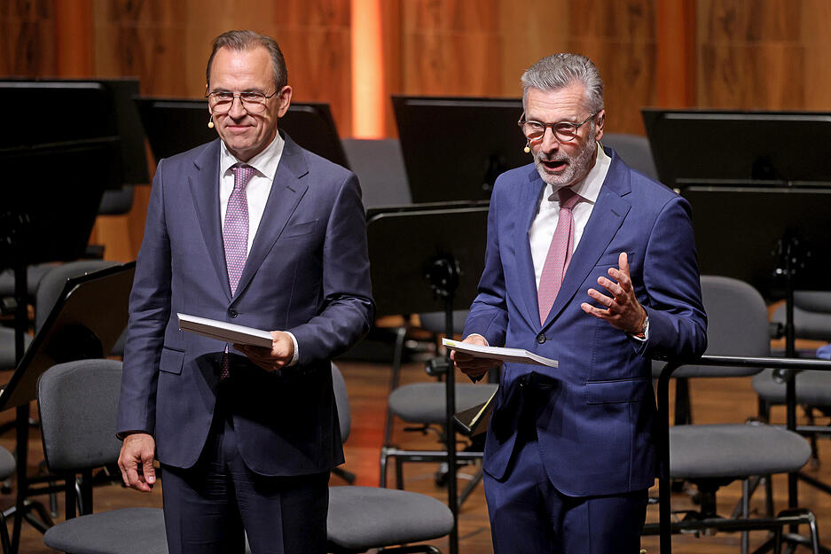 Die langjährigen Würth-Topmanager Robert Friedmann, Sprecher der Konzernführung der Würth-Gruppe, und Norbert Heckmann, Sprecher der Geschäftsführung der Adolf Würth GmbH & Co KG, blicken launig ins lange Arbeitsleben von Reinhold Würth zurück.