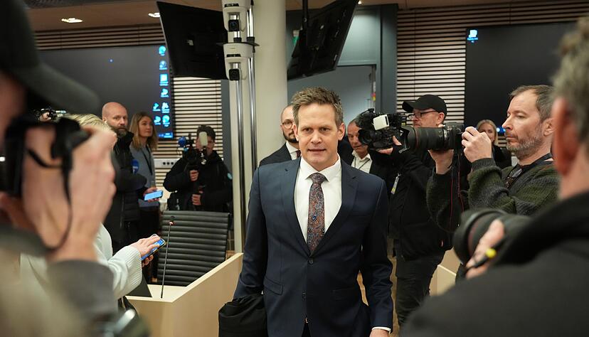 Staatsanwalt Sturla Henriksb&oslash; trifft am ersten Tag des Prozesses gegen Marius Borg H&oslash;iby im Gericht ein.