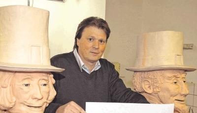 Michael Friedrich mit dem Schriftzug der neuen Firma. Rechts und links die Figuren eines aktuellen Auftrags: Die noch fleischfarbenen Gesellen werden als singende Marmorstatuen für Unterhaltung in einem holländischen Park sorgen.Foto: Gleichauf
