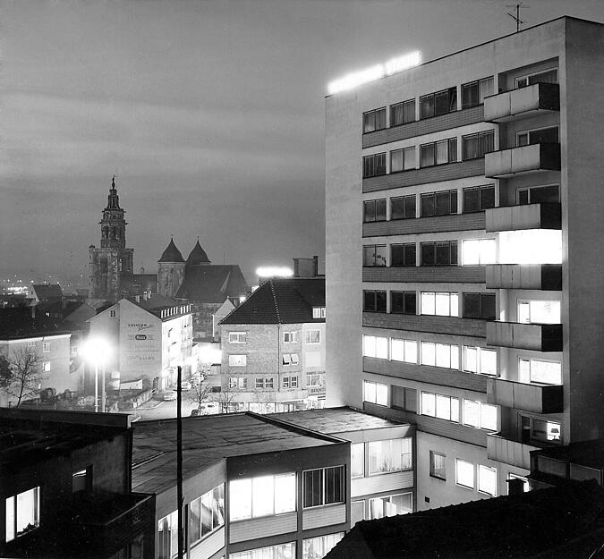 Ein Blick auf das Stimme-Hochhaus an der Allee in Heilbronn im Jahr 1962. Im Laufe der Jahrzehnte hat sich das Gebäude im Herzen der Stadt immer wieder verändert. 1988/1989  fand ein größerer Umbau statt, bei dem unter anderem die Balkone entfernt wurden. Ebenso wurde die Fassade mit den großen Fenstern durch kleinere Fenster strukturierter gestaltet.