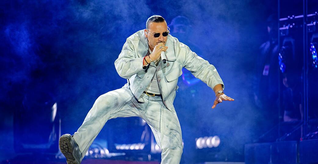 Mit kraftvoller Stimme und einnehmender Bühnenpräsenz auf der Euphoria Stage: Der aus Ludwigshafen stammende Rapper Apache beim Glücksgefühle Festival 2025 auf dem Hockenheimring.