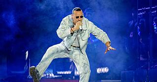 Mit kraftvoller Stimme und einnehmender Bühnenpräsenz auf der Euphoria Stage: Der aus Ludwigshafen stammende Rapper Apache beim Glücksgefühle Festival 2025 auf dem Hockenheimring.
