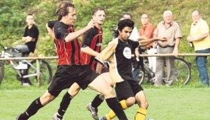 Dazwischengefunkt: Borim Neziraj (rechts) vom FC Phoenix Nagelsberg kommt hier gegen den SC Ingelfingen nicht mehr zum Abschluss.Foto: Kurt Gesper