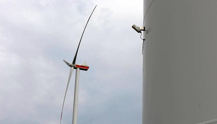 Mehrere Kameras sind rundherum am Turm des Windrads angebracht. Sie scannen den Himmel, um Greifvögel rechtzeitig zu erkennen. Mehrere Kameras sind rundherum am Turm des Windrads angebracht. Sie scannen den Himmel, um Greifvögel rechtzeitig zu erkennen.