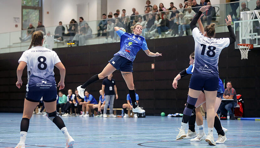 Trixi Hanak (Mitte) wird mit ihrer Erfahrung und Torgefahr weiterhin eine wichtige St&uuml;tze f&uuml;r die Sport-Union Neckarsulm II sein.