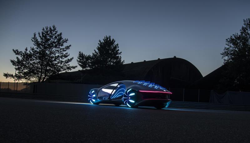 Bei Nacht verwandelt sich der Mercedes Vision AVTR in ein leuchtendes Spacecar. Bei Nacht verwandelt sich der Mercedes Vision AVTR in ein leuchtendes Spacecar.