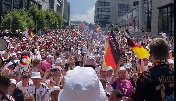 Vor dem Spiel gegen Ungarn bei der EM 2024 in Stuttgart sticheln Deutschland-Fans gegen England beim Fanmarsch. Vor dem Spiel gegen Ungarn bei der EM 2024 in Stuttgart sticheln Deutschland-Fans gegen England beim Fanmarsch.