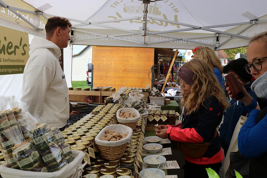 Die gewerbliche und landwirtschaftliche Ausstellung schließt bereits um 18 Uhr. Samstag geht es auch hier um 12 Uhr los. In der Gastronomie geht es noch länger rund.