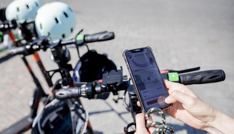 Entsperren per Smartphone: E-Tretroller lassen sich sehr einfach ausleihen.