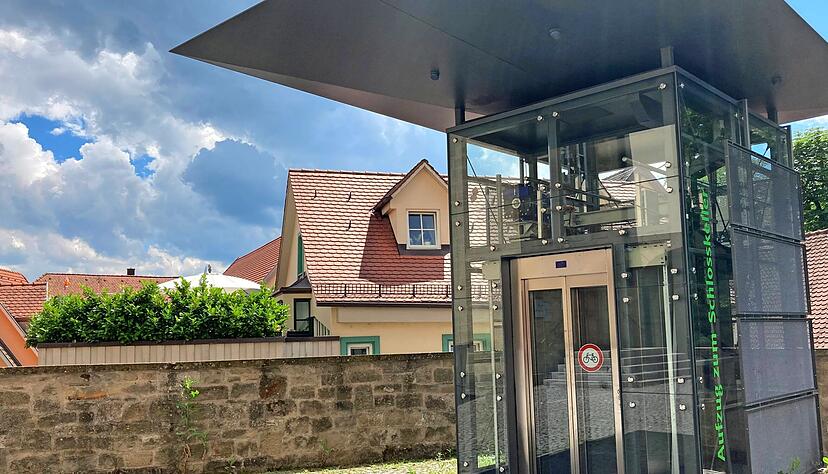 Häufig ist der Aufzug im Schlossinnenhof defekt. Häufig ist der Aufzug im Schlossinnenhof defekt.