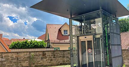 Häufig ist der Aufzug im Schlossinnenhof defekt.