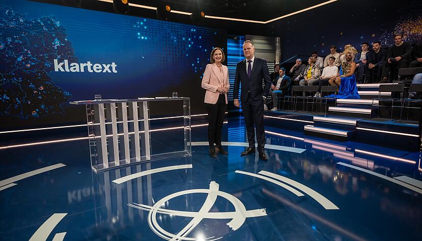 13.02.2025, Berlin: Die Moderatoren Bettina Schausten und Christian Sievers stehen vor der ZDF-Sendung «Klartext» im Studio. Bürgerinnen und Bürger haben in der Sendung die Gelegenheit den Kanzlerkandidaten ihre Fragen zu stellen. Foto: Michael Kappeler/dpa- Pool/dpa +++ dpa-Bildfunk +++ 13.02.2025, Berlin: Die Moderatoren Bettina Schausten und Christian Sievers stehen vor der ZDF-Sendung «Klartext» im Studio. Bürgerinnen und Bürger haben in der Sendung die Gelegenheit den Kanzlerkandidaten ihre Fragen zu stellen. Foto: Michael Kappeler/dpa- Pool/dpa +++ dpa-Bildfunk +++