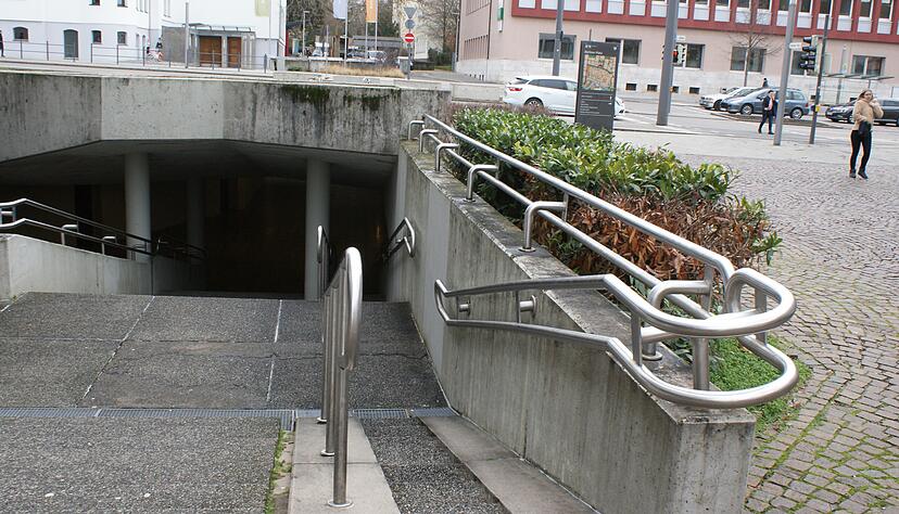 Die letzte offene Fußgänger-Unterführung in der Innenstadt am Theater. Die Nutzerfrequenz ist relativ gering. Die Stadt überlegt, was aus dem Tunnel wird.
Fotos: Friese Die letzte offene Fußgänger-Unterführung in der Innenstadt am Theater. Die Nutzerfrequenz ist relativ gering. Die Stadt überlegt, was aus dem Tunnel wird.
Fotos: Friese