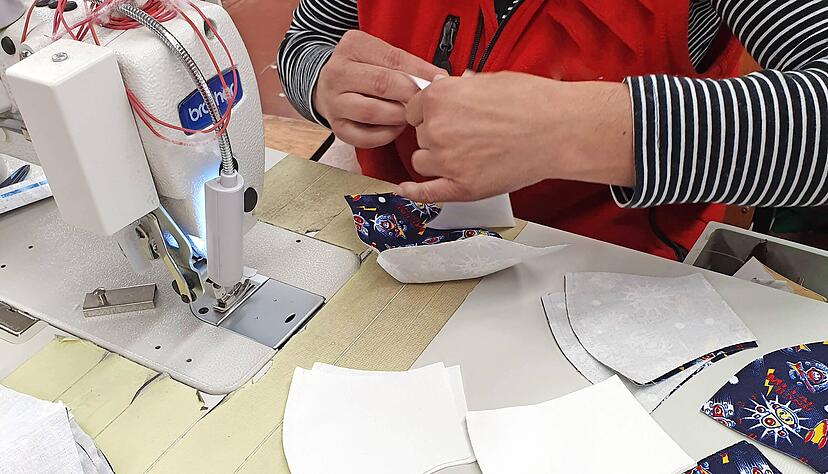 Der Erlenbacher Schuhproduzent Beck ist fr&uuml;hzeitig in die Produktion von Mund-Nasen-Schutzmasken eingestiegen. Foto: Beck