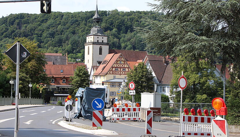Die Gehwegsanierung auf der K&uuml;nzelsauer Kocherbr&uuml;cke macht eine halbseitige Sperrung n&ouml;tig. Zu Sto&szlig;zeiten sorgt das f&uuml;r ordentlich R&uuml;ckstau.