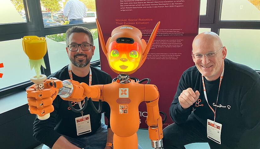 Humanoider Roboter Mirokai:Roger Wolf (links) und Pietro Alberti. Humanoider Roboter Mirokai:Roger Wolf (links) und Pietro Alberti.