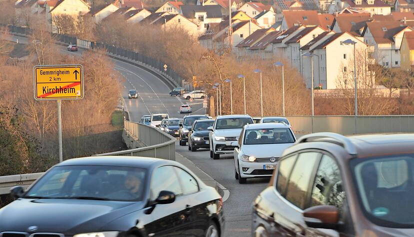 Autos auf der Neckarbrücke bei Kirchheim: Die Gemeinde fürchtet, dass aus Richtung Osten künftig noch mehr Verkehr zu erwarten ist.

Foto: Alexander Hettich